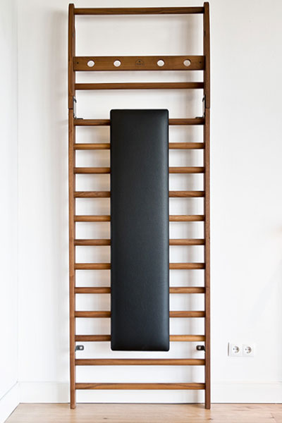 Sklonená lavica WallBars imitácia kože