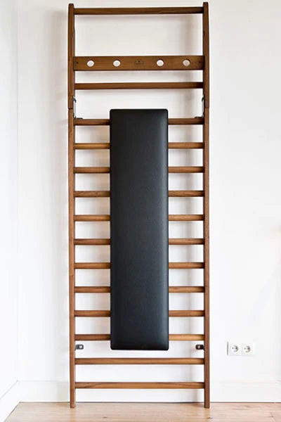 Sklonená lavica WallBars pravá koža čierna