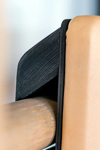 Sklonená lavica WallBars pravá koža čierna